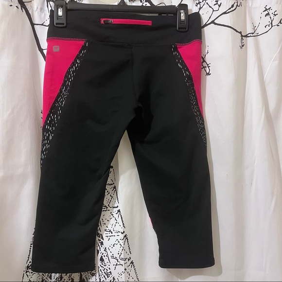 Fabletics Black Pink Insert Panels Athletic Workout Capri Leggings - Picture 5 of 9